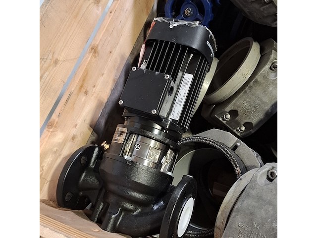 Diverse buizen, afsluiters en klemschalen - afbeelding 3 van  7