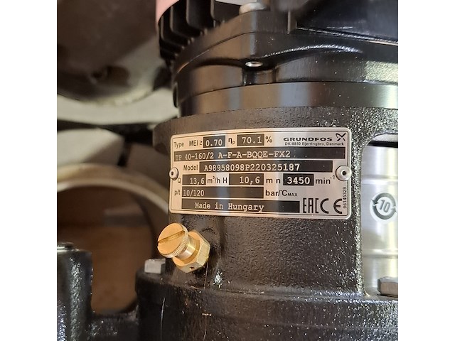 Diverse buizen, afsluiters en klemschalen - afbeelding 4 van  7