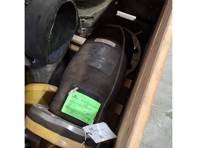 Diverse buizen, afsluiters en klemschalen - afbeelding 6 van  7