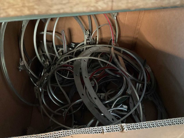 Diverse buizen met bevestingsringen - afbeelding 5 van  8