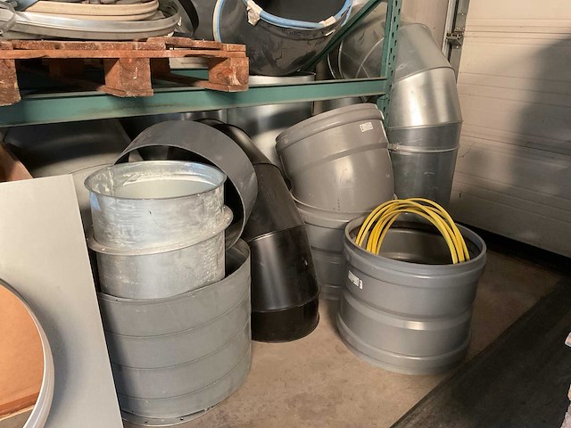 Diverse buizen met bevestingsringen - afbeelding 7 van  8