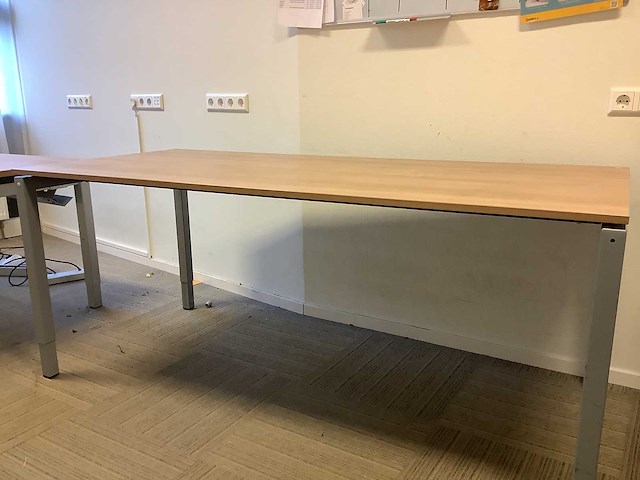 Diverse bureau's - desk (46x) - afbeelding 1 van  35