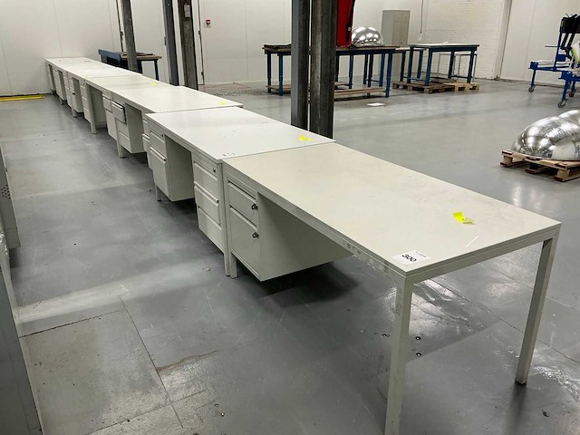 Diverse bureau’s (7x) - afbeelding 1 van  8