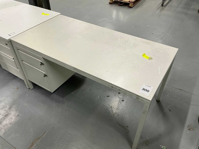 Diverse bureau’s (7x) - afbeelding 2 van  8