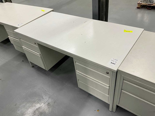 Diverse bureau’s (7x) - afbeelding 3 van  8