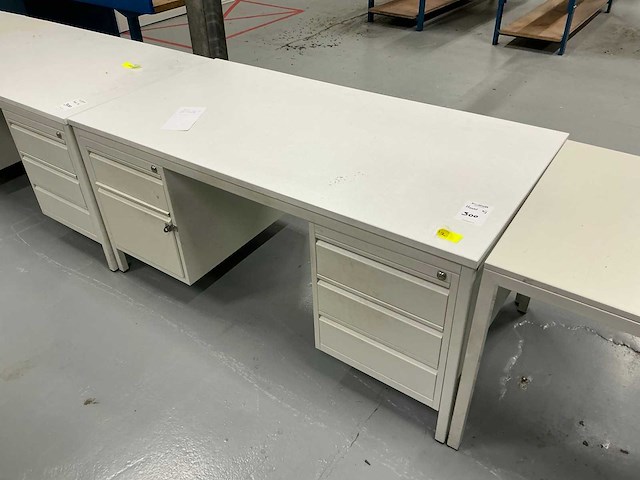 Diverse bureau’s (7x) - afbeelding 6 van  8