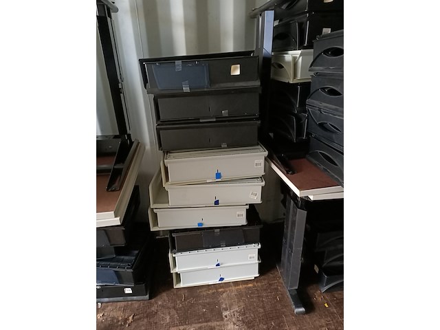 Diverse bureaus - afbeelding 3 van  6