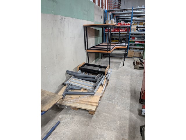 Diverse bureautafels in onderdelen - afbeelding 1 van  6