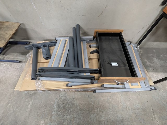 Diverse bureautafels in onderdelen - afbeelding 2 van  6