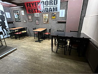 Diverse cafetafel en stoelen