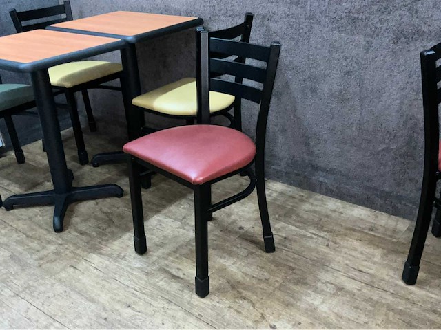 Diverse cafetafel en stoelen - afbeelding 6 van  6