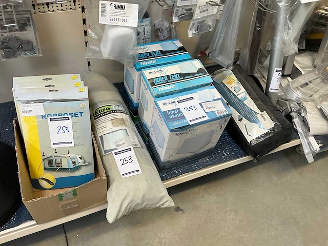 Diverse caravan voortent toebehoren - afbeelding 1 van  5