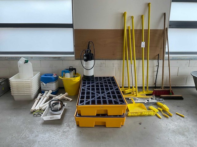 Diverse chemie uitrusting - afbeelding 1 van  9