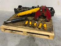 Diverse cilinders en tractor hulpstukken - afbeelding 1 van  6
