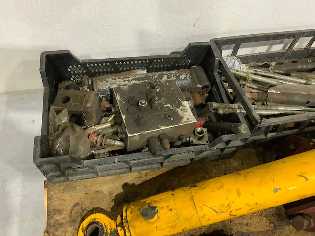 Diverse cilinders en tractor hulpstukken - afbeelding 5 van  6
