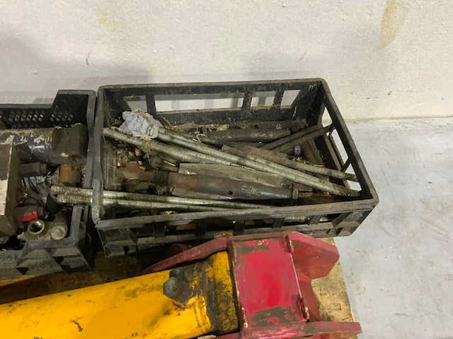 Diverse cilinders en tractor hulpstukken - afbeelding 6 van  6