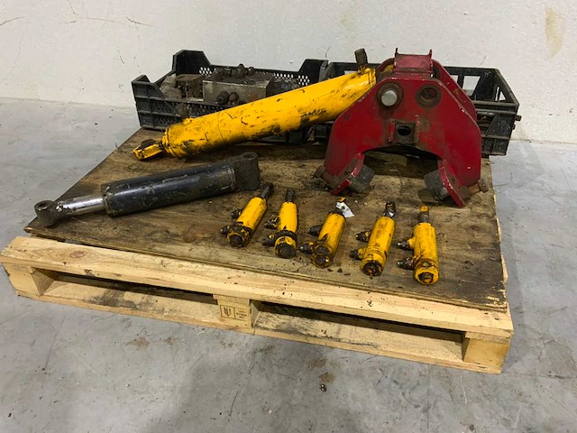Diverse cilinders en tractor hulpstukken - afbeelding 1 van  6
