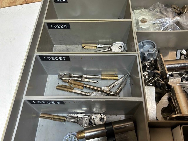 Diverse cilinders met bijbehorende sleutels - afbeelding 13 van  15