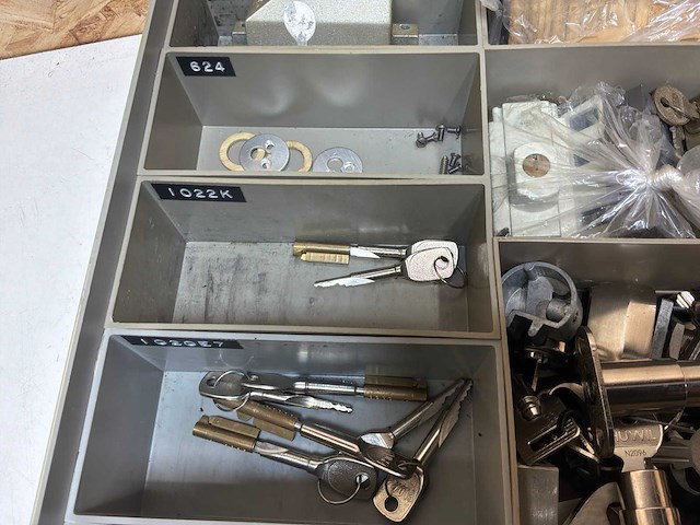 Diverse cilinders met bijbehorende sleutels - afbeelding 14 van  15