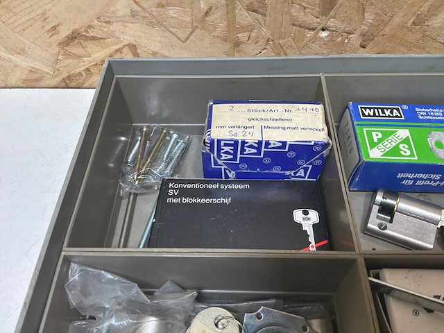 Diverse cilindersloten met bijbehorende sleutels - afbeelding 6 van  16