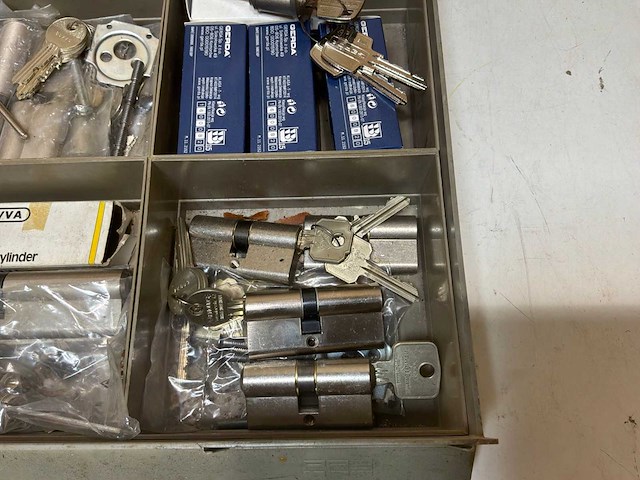 Diverse cilindersloten met bijbehorende sleutels - afbeelding 12 van  16