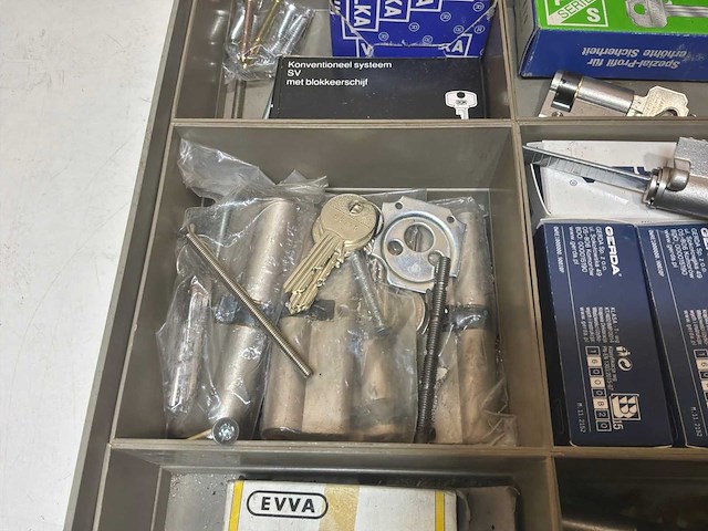 Diverse cilindersloten met bijbehorende sleutels - afbeelding 16 van  16