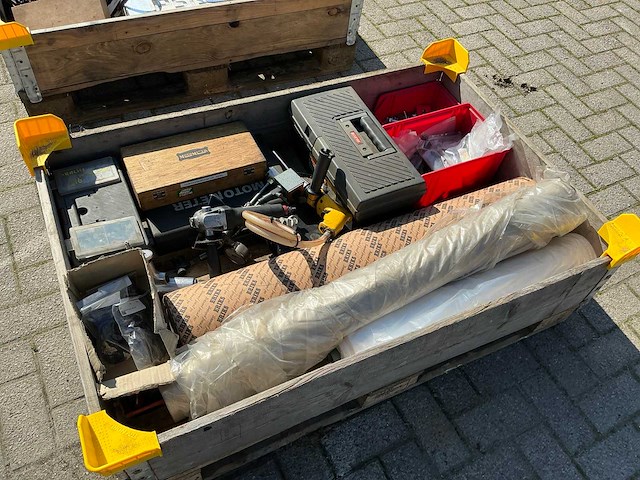 Diverse compressor onderdelen en gereedschap, folie - afbeelding 1 van  10