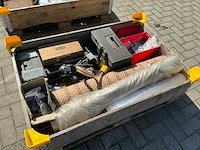 Diverse compressor onderdelen en gereedschap, folie - afbeelding 1 van  10