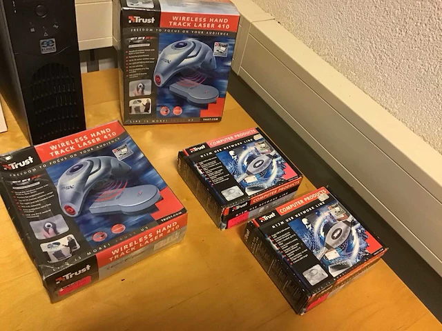 Diverse computer benodigheden - afbeelding 2 van  4