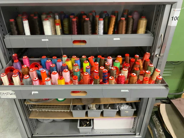 Diverse cones garen met kast - afbeelding 4 van  6