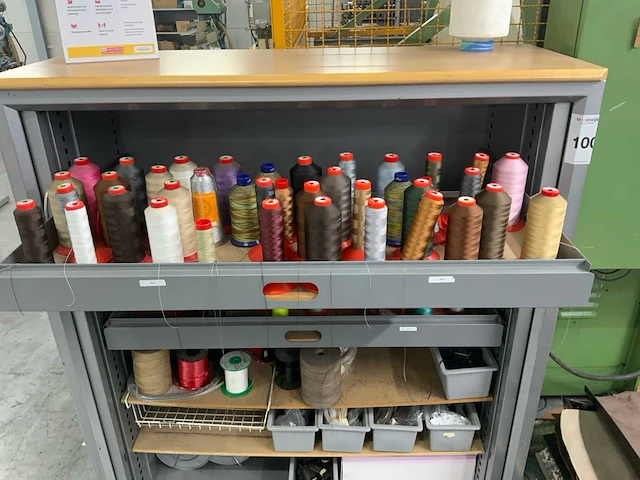 Diverse cones garen met kast - afbeelding 5 van  6