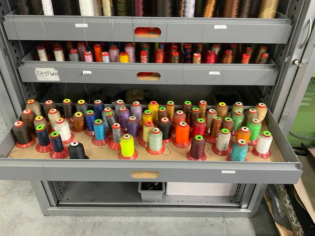 Diverse cones garen met kast - afbeelding 6 van  6
