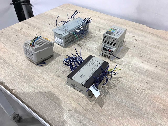 Diverse controllers - afbeelding 1 van  9