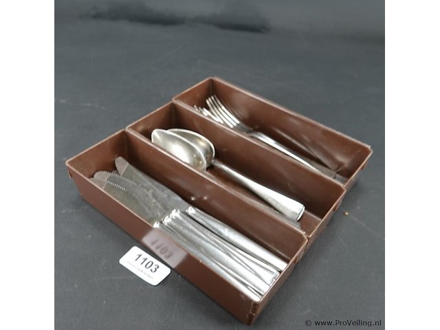 Diverse couverts in plastic bak - afbeelding 1 van  5