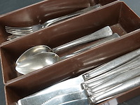 Diverse couverts in plastic bak - afbeelding 4 van  5