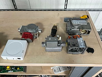 Diverse cv ketel onderdelen en installatiematerialen - afbeelding 1 van  3