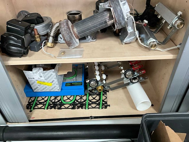 Diverse cv ketel onderdelen en installatiematerialen - afbeelding 3 van  3
