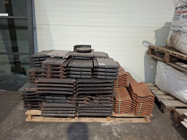 Diverse dakpannen op pallet - afbeelding 1 van  9