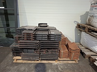 Diverse dakpannen op pallet - afbeelding 1 van  9
