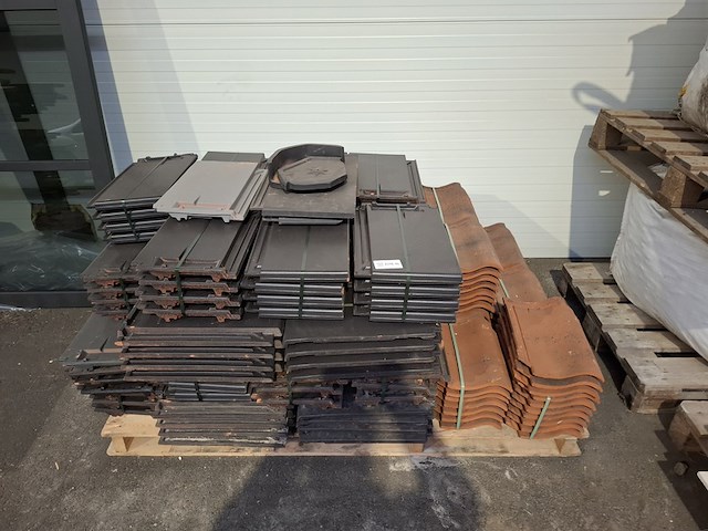 Diverse dakpannen op pallet - afbeelding 2 van  9