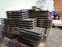 Diverse dakpannen op pallet - afbeelding 3 van  9
