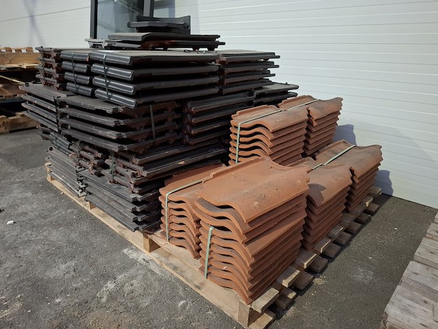 Diverse dakpannen op pallet - afbeelding 4 van  9