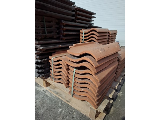 Diverse dakpannen op pallet - afbeelding 5 van  9