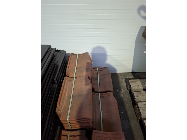 Diverse dakpannen op pallet - afbeelding 6 van  9