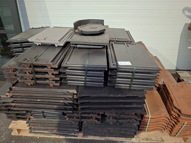 Diverse dakpannen op pallet - afbeelding 7 van  9