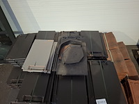Diverse dakpannen op pallet - afbeelding 8 van  9