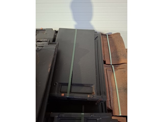 Diverse dakpannen op pallet - afbeelding 9 van  9