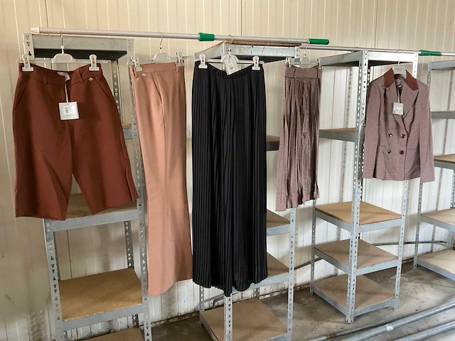 Diverse dames kleding - afbeelding 1 van  5