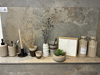 Diverse decoratie w.o. zeeppompen, bekers en kandelaar.