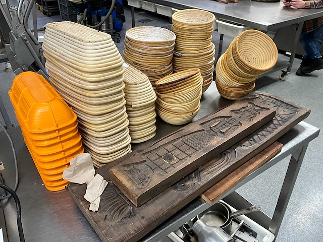 Diverse deegmandjes en mallen - afbeelding 1 van  1